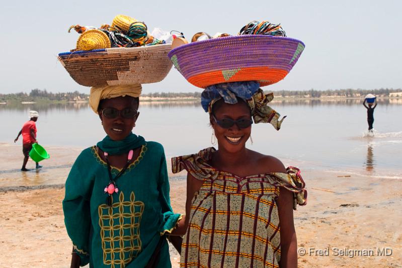 20090529_130854 D3 P1 P1.jpg - Ladies selling souvenirs, Pink Lake, Senegal